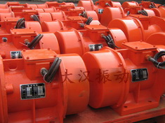 YZS振動(dòng)電機(jī)：加裝防護(hù)外殼，密封性強(qiáng)不易損壞。