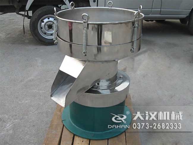 涂料振動(dòng)篩由：框體，振動(dòng)斗，出料口，振動(dòng)電機(jī)底座等部件組成