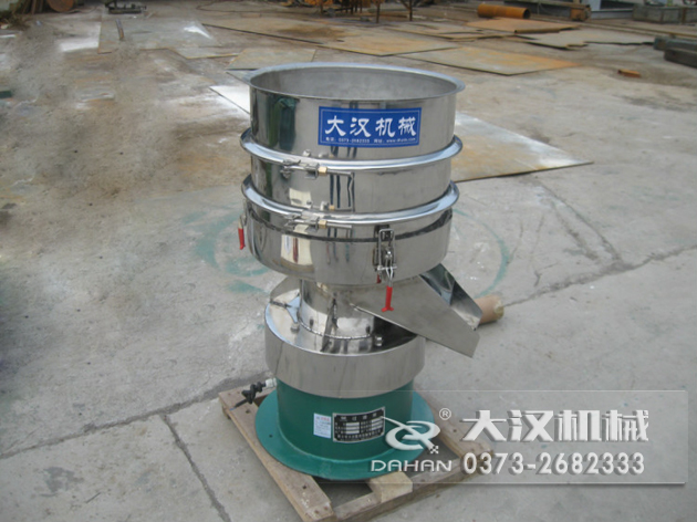 涂料過濾振動(dòng)篩：利用振動(dòng)電機(jī)的振動(dòng)力帶動(dòng)物料在篩網(wǎng)上進(jìn)行篩分，從而利用篩網(wǎng)孔徑的大小不同，完成涂料的分級(jí)，除雜等篩分目的。