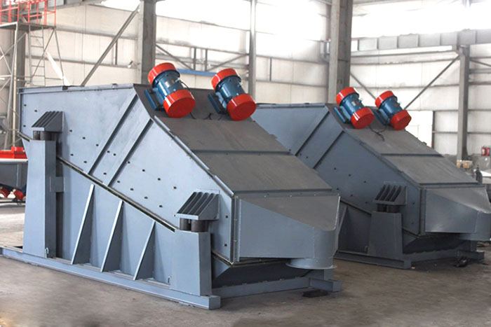 ZSG礦用振動(dòng)篩采用雙電機(jī)振動(dòng)，電機(jī)位置安裝在頂部，便于更好的傳遞振動(dòng)力。