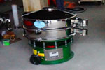 800型單層三次元振動(dòng)篩，產(chǎn)量可達(dá)800kg/h。