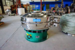 1200型三次元振動(dòng)篩，產(chǎn)量可達(dá)2100kg/h。